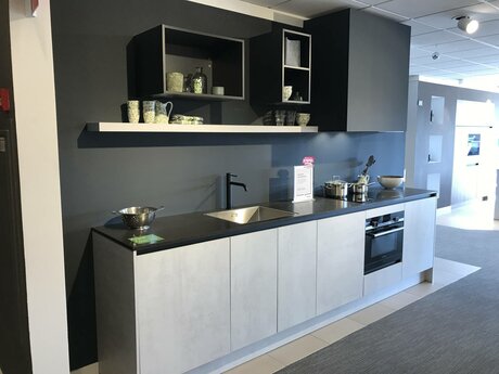 Showroomkeuken Deze sterk afgeprijsde showroomkeuken kun je vinden bij Brugman in Ede. Het is een rechte keuken in de kleur oxid en in de stijl modern. Je profiteert nu van 56% korting, waardoor deze keuken al voor € 5575 van jou kan zijn! Heb je interesse in deze keuken of heb je nog vragen? Bel dan gerust naar <a href="tel:0318631855">0318631855</a> of mail naar <a href="mailto:ede@brugman.nl">ede@brugman.nl</a>. Je kunt ook vrijblijvend een bezichtiging plannen. Brugman keukens en badkamers Ede