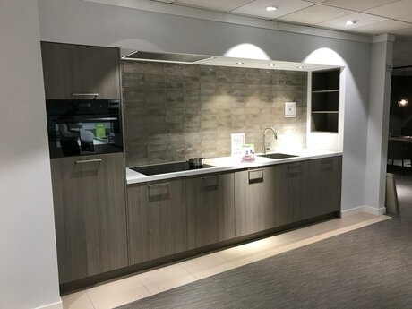 Showroomkeuken Deze sterk afgeprijsde showroomkeuken kun je vinden bij Brugman in Breda. Het is een rechte keuken in de kleur vicenca eiken en in de stijl modern. Je profiteert nu van 56% korting, waardoor deze keuken al voor € 8895 van jou kan zijn! Heb je interesse in deze keuken of heb je nog vragen? Bel dan gerust naar <a href="tel:0765202058">0765202058</a> of mail naar <a href="mailto:breda@brugman.nl">breda@brugman.nl</a>. Je kunt ook vrijblijvend een bezichtiging plannen. Brugman keukens en badkamers Breda