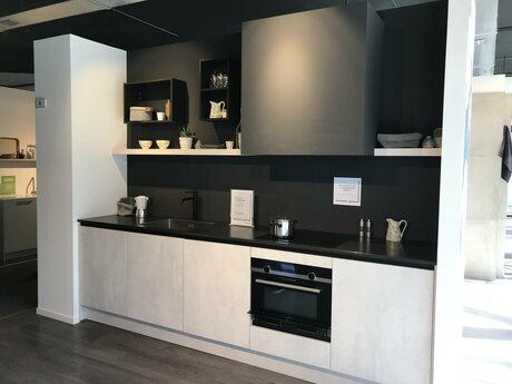 Showroomkeuken Deze sterk afgeprijsde showroomkeuken kun je vinden bij Brugman in Emmen. Het is een rechte keuken in de kleur oxid en in de stijl modern. Je profiteert nu van 56% korting, waardoor deze keuken al voor € 5575 van jou kan zijn! Heb je interesse in deze keuken of heb je nog vragen? Bel dan gerust naar <a href="tel:0591729000">0591729000</a> of mail naar <a href="mailto:emmen@brugman.nl">emmen@brugman.nl</a>. Je kunt ook vrijblijvend een bezichtiging plannen. Brugman keukens en badkamers Emmen