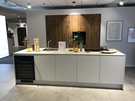 Showroomkeuken Deze sterk afgeprijsde showroomkeuken kun je vinden bij Brugman in Arena. Het is een eiland-keuken in de kleur lichtgrijs / eiken antiek en in de stijl modern. Je profiteert nu van 53% korting, waardoor deze keuken al voor € 15350 van jou kan zijn! Heb je interesse in deze keuken of heb je nog vragen? Bel dan gerust naar <a href="tel:0205673000">0205673000</a> of mail naar <a href="mailto:arena@brugman.nl">arena@brugman.nl</a>. Je kunt ook vrijblijvend een bezichtiging plannen. Brugman Amsterdam Johan Cruijff Arena