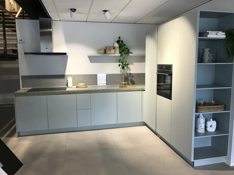 Showroomkeuken Deze sterk afgeprijsde showroomkeuken kun je vinden bij Brugman in Arnhem. Het is een hoek-keuken in de kleur grijsgroen matlak en in de stijl modern. Je profiteert nu van 61% korting, waardoor deze keuken al voor € 11095 van jou kan zijn! Heb je interesse in deze keuken of heb je nog vragen? Bel dan gerust naar <a href="tel:0263812112">0263812112</a> of mail naar <a href="mailto:arnhem@brugman.nl">arnhem@brugman.nl</a>. Je kunt ook vrijblijvend een bezichtiging plannen. Brugman keukens en badkamers Arnhem