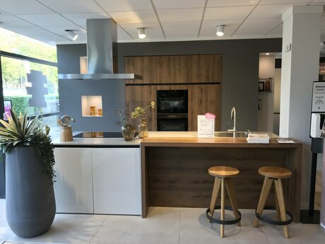 Showroomkeuken Deze sterk afgeprijsde showroomkeuken kun je vinden bij Brugman in Tilburg. Het is een eiland-keuken in de kleur lichtgrijs glanzend / eiken antiek en in de stijl modern. Je profiteert nu van 51% korting, waardoor deze keuken al voor € 14150 van jou kan zijn! Heb je interesse in deze keuken of heb je nog vragen? Bel dan gerust naar <a href="tel:0134609020">0134609020</a> of mail naar <a href="mailto:tilburg@brugman.nl">tilburg@brugman.nl</a>. Je kunt ook vrijblijvend een bezichtiging plannen. Brugman keukens en badkamers Tilburg