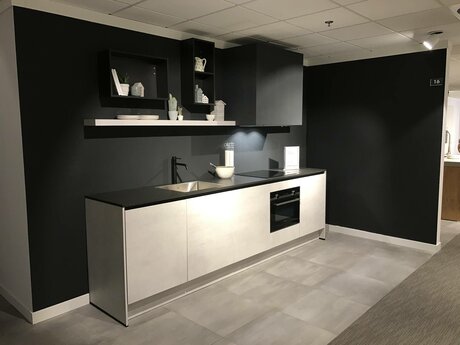 Showroomkeuken Deze sterk afgeprijsde showroomkeuken kun je vinden bij Brugman in Groningen. Het is een rechte keuken in de kleur oxid en in de stijl modern. Je profiteert nu van 56% korting, waardoor deze keuken al voor € 5575 van jou kan zijn! Heb je interesse in deze keuken of heb je nog vragen? Bel dan gerust naar <a href="tel:0505250553">0505250553</a> of mail naar <a href="mailto:groningen@brugman.nl">groningen@brugman.nl</a>. Je kunt ook vrijblijvend een bezichtiging plannen. Brugman keukens en badkamers Groningen