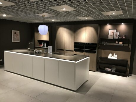 Showroomkeuken Deze sterk afgeprijsde showroomkeuken kun je vinden bij Brugman in Almere. Het is een eiland-keuken in de kleur wit softmat / eiken barolol en in de stijl modern. Je profiteert nu van 64% korting, waardoor deze keuken al voor € 19975 van jou kan zijn! Heb je interesse in deze keuken of heb je nog vragen? Bel dan gerust naar <a href="tel:0365328252">0365328252</a> of mail naar <a href="mailto:almere@brugman.nl">almere@brugman.nl</a>. Je kunt ook vrijblijvend een bezichtiging plannen. Brugman keukens en badkamers Almere