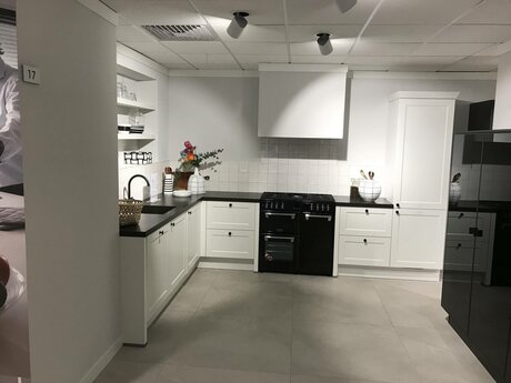 Showroomkeuken Deze sterk afgeprijsde showroomkeuken kun je vinden bij Brugman in Roermond. Het is een hoek-keuken in de kleur wit en in de stijl klassiek. Je profiteert nu van 33% korting, waardoor deze keuken al voor € 9025 van jou kan zijn! Heb je interesse in deze keuken of heb je nog vragen? Bel dan gerust naar <a href="tel:0475311501">0475311501</a> of mail naar <a href="mailto:roermond@brugman.nl">roermond@brugman.nl</a>. Je kunt ook vrijblijvend een bezichtiging plannen. Brugman keukens en badkamers Roermond