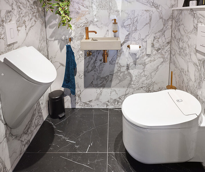 Luxe badkamer met hangend en Japans toilet