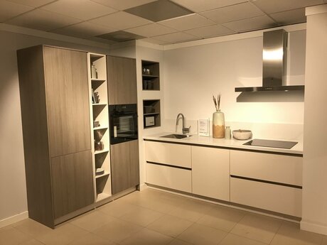 Showroomkeuken Deze sterk afgeprijsde showroomkeuken kun je vinden bij Brugman in Amersfoort. Het is een parallel-keuken in de kleur angora grijs / vicenca eiken en in de stijl modern. Je profiteert nu van 56% korting, waardoor deze keuken al voor € 7975 van jou kan zijn! Heb je interesse in deze keuken of heb je nog vragen? Bel dan gerust naar <a href="tel:0334613448">0334613448</a> of mail naar <a href="mailto:amersfoort@brugman.nl">amersfoort@brugman.nl</a>. Je kunt ook vrijblijvend een bezichtiging plannen. Brugman keukens en badkamers Amersfoort