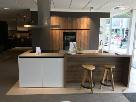 Showroomkeuken Deze sterk afgeprijsde showroomkeuken kun je vinden bij Brugman in Nijmegen. Het is een eiland-keuken in de kleur lichtgrijs glanzend / eiken antiek en in de stijl modern. Je profiteert nu van 51% korting, waardoor deze keuken al voor € 14150 van jou kan zijn! Heb je interesse in deze keuken of heb je nog vragen? Bel dan gerust naar <a href="tel:0243442805">0243442805</a> of mail naar <a href="mailto:nijmegen@brugman.nl">nijmegen@brugman.nl</a>. Je kunt ook vrijblijvend een bezichtiging plannen. Brugman keukens en badkamers Nijmegen