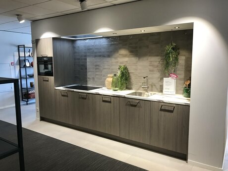 Showroomkeuken Deze sterk afgeprijsde showroomkeuken kun je vinden bij Brugman in Arnhem. Het is een rechte keuken in de kleur vicenca eiken en in de stijl modern. Je profiteert nu van 57% korting, waardoor deze keuken al voor € 6750 van jou kan zijn! Heb je interesse in deze keuken of heb je nog vragen? Bel dan gerust naar <a href="tel:0263812112">0263812112</a> of mail naar <a href="mailto:arnhem@brugman.nl">arnhem@brugman.nl</a>. Je kunt ook vrijblijvend een bezichtiging plannen. Brugman keukens en badkamers Arnhem