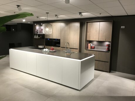 Showroomkeuken Deze sterk afgeprijsde showroomkeuken kun je vinden bij Brugman in Barendrecht. Het is een eiland-keuken in de kleur wit softmat / eiken barolol en in de stijl modern. Je profiteert nu van 64% korting, waardoor deze keuken al voor € 19975 van jou kan zijn! Heb je interesse in deze keuken of heb je nog vragen? Bel dan gerust naar <a href="tel:0102922011">0102922011</a> of mail naar <a href="mailto:barendrecht@brugman.nl">barendrecht@brugman.nl</a>. Je kunt ook vrijblijvend een bezichtiging plannen. Brugman keukens en badkamers Barendrecht