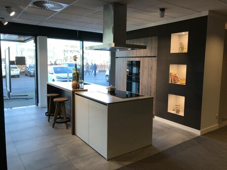 Showroomkeuken Deze sterk afgeprijsde showroomkeuken kun je vinden bij Brugman in Capelle ad IJssel. Het is een eiland-keuken in de kleur lichtgrijs glanzend / eiken antiek en in de stijl modern. Je profiteert nu van 51% korting, waardoor deze keuken al voor € 14150 van jou kan zijn! Heb je interesse in deze keuken of heb je nog vragen? Bel dan gerust naar <a href="tel:0102587555">0102587555</a> of mail naar <a href="mailto:capelleadijssel@brugman.nl">capelleadijssel@brugman.nl</a>. Je kunt ook vrijblijvend een bezichtiging plannen. Brugman keukens en badkamers Capelle