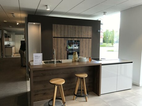 Showroomkeuken Deze sterk afgeprijsde showroomkeuken kun je vinden bij Brugman in Roosendaal. Het is een eiland-keuken in de kleur lichtgrijs glanzend / eiken antiek en in de stijl modern. Je profiteert nu van 51% korting, waardoor deze keuken al voor € 14150 van jou kan zijn! Heb je interesse in deze keuken of heb je nog vragen? Bel dan gerust naar <a href="tel:0165569852">0165569852</a> of mail naar <a href="mailto:roosendaal@brugman.nl">roosendaal@brugman.nl</a>. Je kunt ook vrijblijvend een bezichtiging plannen. Brugman keukens en badkamers Roosendaal