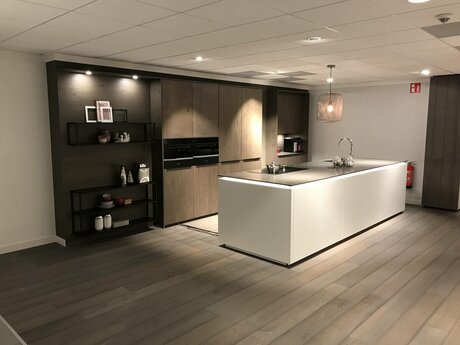 Showroomkeuken Deze sterk afgeprijsde showroomkeuken kun je vinden bij Brugman in Amersfoort. Het is een eiland-keuken in de kleur wit softmat / eiken barolol en in de stijl modern. Je profiteert nu van 64% korting, waardoor deze keuken al voor € 19975 van jou kan zijn! Heb je interesse in deze keuken of heb je nog vragen? Bel dan gerust naar <a href="tel:0334613448">0334613448</a> of mail naar <a href="mailto:amersfoort@brugman.nl">amersfoort@brugman.nl</a>. Je kunt ook vrijblijvend een bezichtiging plannen. Brugman keukens en badkamers Amersfoort