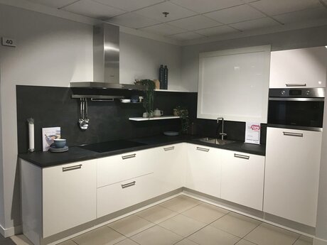 Showroomkeuken Deze sterk afgeprijsde showroomkeuken kun je vinden bij Brugman in Den Bosch. Het is een hoek-keuken in de kleur wit en in de stijl modern. Je profiteert nu van 57% korting, waardoor deze keuken al voor € 5195 van jou kan zijn! Heb je interesse in deze keuken of heb je nog vragen? Bel dan gerust naar <a href="tel:0736411595">0736411595</a> of mail naar <a href="mailto:denbosch@brugman.nl">denbosch@brugman.nl</a>. Je kunt ook vrijblijvend een bezichtiging plannen. Brugman keukens en badkamers Den Bosch