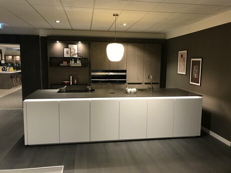 Showroomkeuken Deze sterk afgeprijsde showroomkeuken kun je vinden bij Brugman in Hilversum. Het is een eiland-keuken in de kleur wit softmat / eiken barolol en in de stijl modern. Je profiteert nu van 64% korting, waardoor deze keuken al voor € 19975 van jou kan zijn! Heb je interesse in deze keuken of heb je nog vragen? Bel dan gerust naar <a href="tel:0355448092">0355448092</a> of mail naar <a href="mailto:hilversum@brugman.nl">hilversum@brugman.nl</a>. Je kunt ook vrijblijvend een bezichtiging plannen. Brugman keukens en badkamers Hilversum