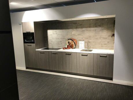 Showroomkeuken Deze sterk afgeprijsde showroomkeuken kun je vinden bij Brugman in Zoeterwoude. Het is een rechte keuken in de kleur vicenca eiken en in de stijl modern. Je profiteert nu van 56% korting, waardoor deze keuken al voor € 8895 van jou kan zijn! Heb je interesse in deze keuken of heb je nog vragen? Bel dan gerust naar <a href="tel:0715892086">0715892086</a> of mail naar <a href="mailto:zoeterwoude@brugman.nl">zoeterwoude@brugman.nl</a>. Je kunt ook vrijblijvend een bezichtiging plannen. Brugman keukens en badkamers Zoeterwoude