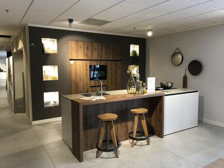 Showroomkeuken Deze sterk afgeprijsde showroomkeuken kun je vinden bij Brugman in Barendrecht. Het is een eiland-keuken in de kleur lichtgrijs / eiken antiek en in de stijl modern. Je profiteert nu van 55% korting, waardoor deze keuken al voor € 12550 van jou kan zijn! Heb je interesse in deze keuken of heb je nog vragen? Bel dan gerust naar <a href="tel:0102922011">0102922011</a> of mail naar <a href="mailto:barendrecht@brugman.nl">barendrecht@brugman.nl</a>. Je kunt ook vrijblijvend een bezichtiging plannen. Brugman keukens en badkamers Barendrecht