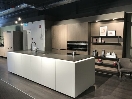 Showroomkeuken Deze sterk afgeprijsde showroomkeuken kun je vinden bij Brugman in Emmen. Het is een eiland-keuken in de kleur wit softmat / eiken barolol en in de stijl modern. Je profiteert nu van 64% korting, waardoor deze keuken al voor € 19975 van jou kan zijn! Heb je interesse in deze keuken of heb je nog vragen? Bel dan gerust naar <a href="tel:0591729000">0591729000</a> of mail naar <a href="mailto:emmen@brugman.nl">emmen@brugman.nl</a>. Je kunt ook vrijblijvend een bezichtiging plannen. Brugman keukens en badkamers Emmen