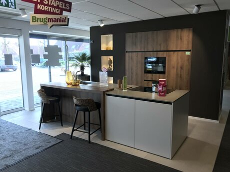 Showroomkeuken Deze sterk afgeprijsde showroomkeuken kun je vinden bij Brugman in Arnhem. Het is een eiland-keuken in de kleur lichtgrijs / eiken antiek en in de stijl modern. Je profiteert nu van 55% korting, waardoor deze keuken al voor € 12550 van jou kan zijn! Heb je interesse in deze keuken of heb je nog vragen? Bel dan gerust naar <a href="tel:0263812112">0263812112</a> of mail naar <a href="mailto:arnhem@brugman.nl">arnhem@brugman.nl</a>. Je kunt ook vrijblijvend een bezichtiging plannen. Brugman keukens en badkamers Arnhem