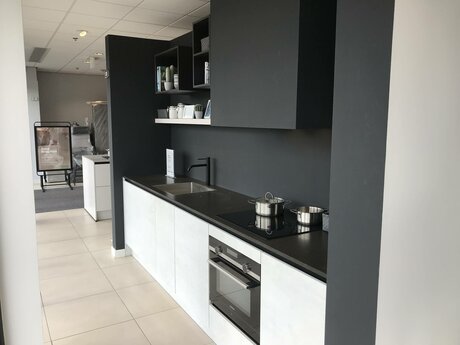 Showroomkeuken Deze sterk afgeprijsde showroomkeuken kun je vinden bij Brugman in Purmerend. Het is een rechte keuken in de kleur oxid en in de stijl modern. Je profiteert nu van 56% korting, waardoor deze keuken al voor € 5575 van jou kan zijn! Heb je interesse in deze keuken of heb je nog vragen? Bel dan gerust naar <a href="tel:0299460200">0299460200</a> of mail naar <a href="mailto:purmerend@brugman.nl">purmerend@brugman.nl</a>. Je kunt ook vrijblijvend een bezichtiging plannen. Brugman keukens en badkamers Purmerend