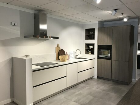 Showroomkeuken Deze sterk afgeprijsde showroomkeuken kun je vinden bij Brugman in Groningen. Het is een parallel-keuken in de kleur angora grijs / vicenca eiken en in de stijl modern. Je profiteert nu van 56% korting, waardoor deze keuken al voor € 7975 van jou kan zijn! Heb je interesse in deze keuken of heb je nog vragen? Bel dan gerust naar <a href="tel:0505250553">0505250553</a> of mail naar <a href="mailto:groningen@brugman.nl">groningen@brugman.nl</a>. Je kunt ook vrijblijvend een bezichtiging plannen. Brugman keukens en badkamers Groningen