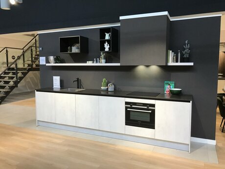 Showroomkeuken Deze sterk afgeprijsde showroomkeuken kun je vinden bij Brugman in Almere. Het is een rechte keuken in de kleur oxid en in de stijl modern. Je profiteert nu van 56% korting, waardoor deze keuken al voor € 5575 van jou kan zijn! Heb je interesse in deze keuken of heb je nog vragen? Bel dan gerust naar <a href="tel:0365328252">0365328252</a> of mail naar <a href="mailto:almere@brugman.nl">almere@brugman.nl</a>. Je kunt ook vrijblijvend een bezichtiging plannen. Brugman keukens en badkamers Almere