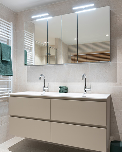 Een spiegelkast is een stijlvolle en praktische toevoeging in iedere badkamer