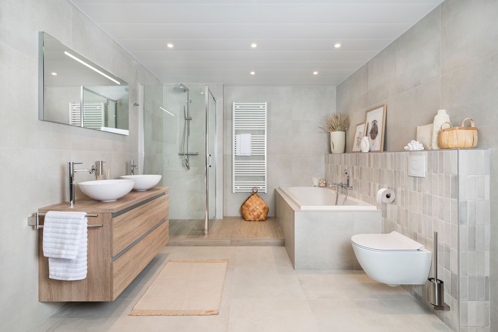 Landelijke badkamer met grijze tegels