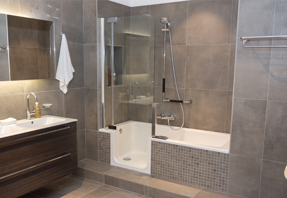 Indringing totaal Reinig de vloer Hoe deel je een badkamer in met een bad EN douche? - Brugman