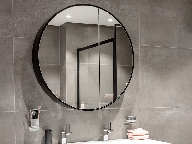 Ronde spiegels in de badkamer